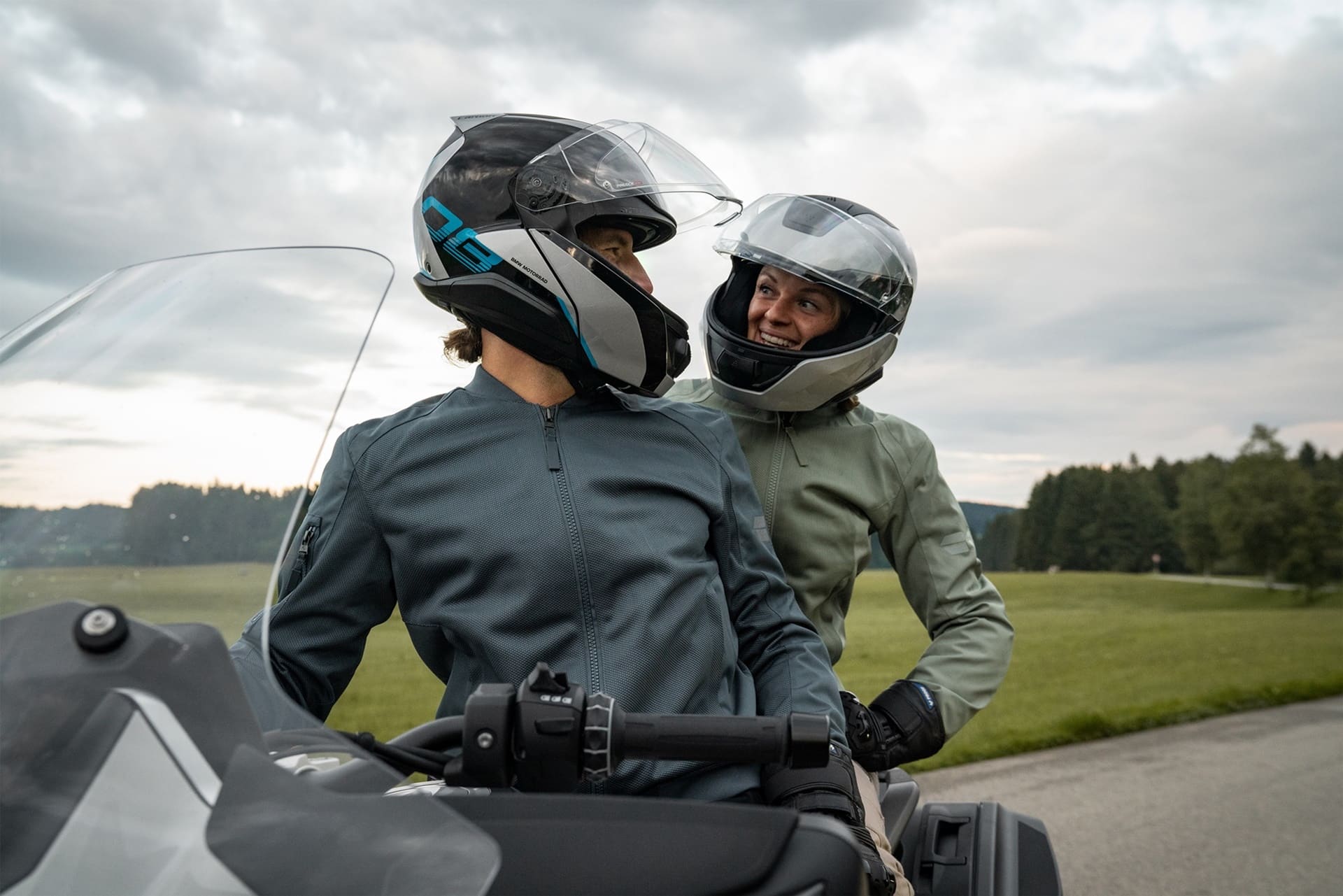 Nueva colección de equipamiento BMW Motorrad 2026: El mal tiempo ya no es excusa para montar en moto