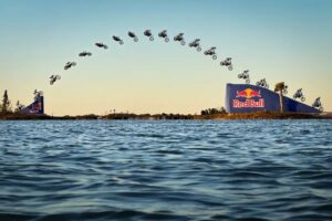 Red Bull nos muestra su última locura deportiva en forma de pista Supercross sobre el mar