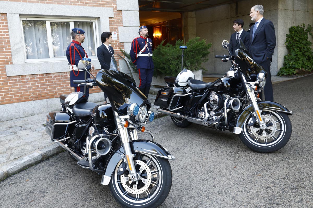 Marc y Álex Márquez alucinan con las Harley-Davidson del Rey