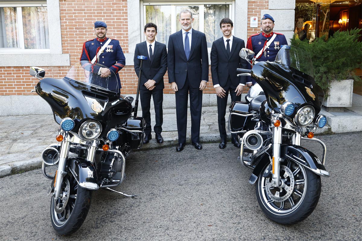 Felipe VI posó junto a los Márquez y los Guardias Reales