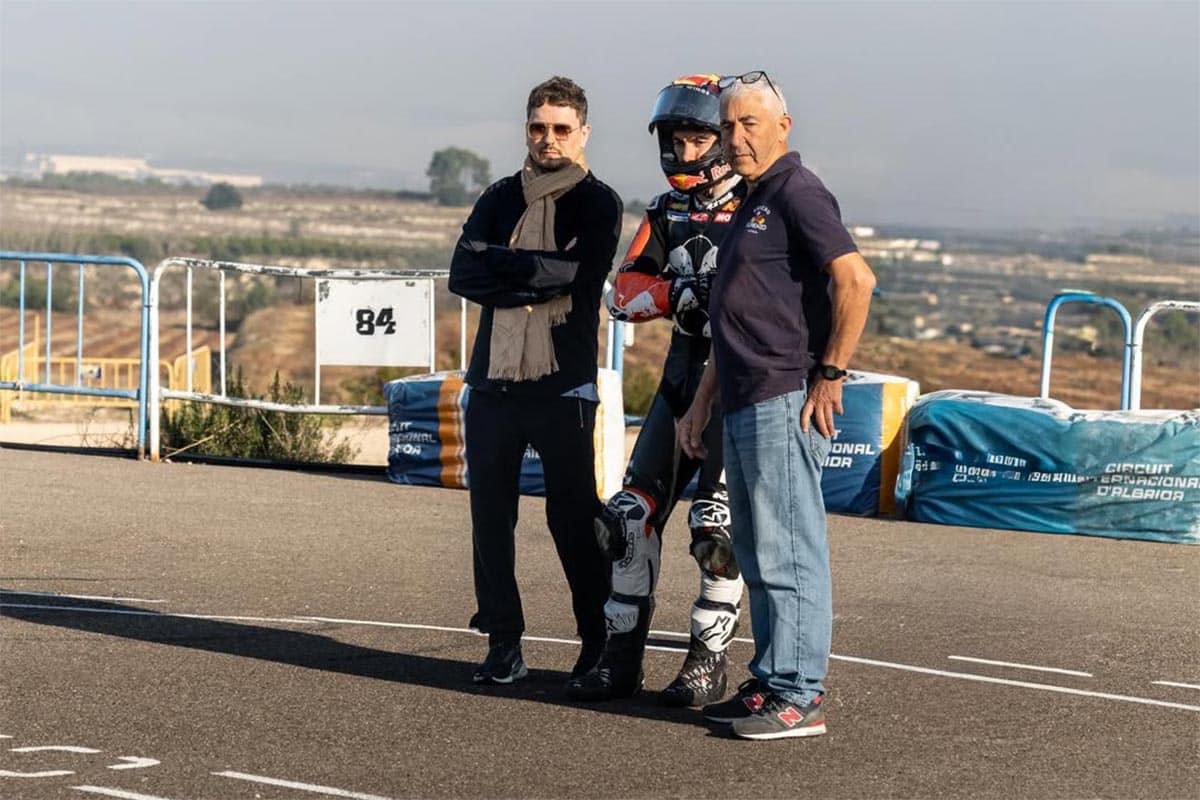 No deja de ser curioso ver a Maverick, Jorge y Chicho trabajando juntos