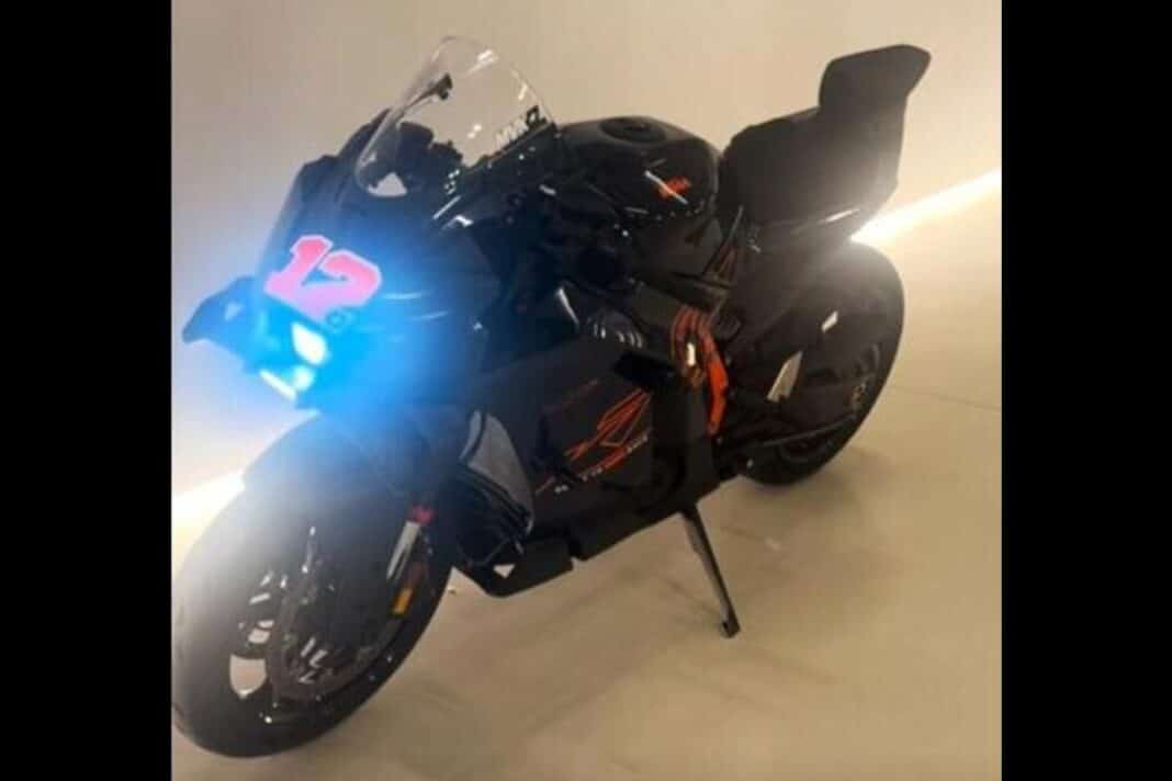 Maverick Viñales ya tiene en casa el regalo de Navidad que le ha hecho KTM