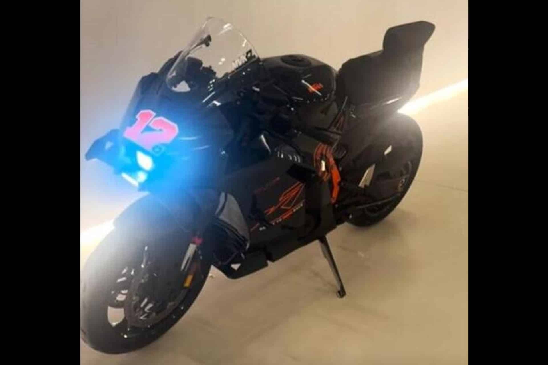 Maverick Viñales ya tiene en casa el regalo de Navidad que le ha hecho KTM