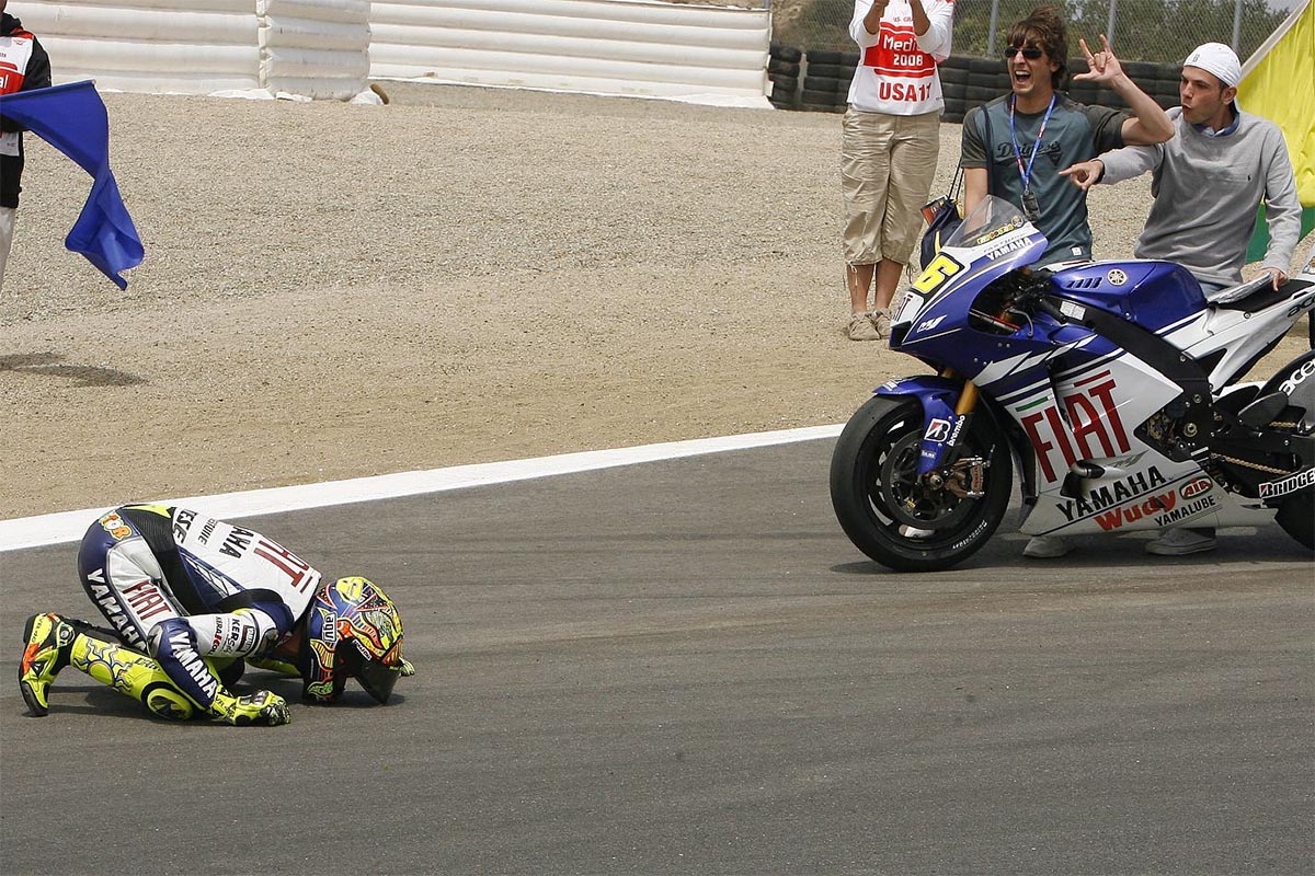 Al acabar Valentino besó el suelo, años después, el Karma en forma de Márquez se la devolvió