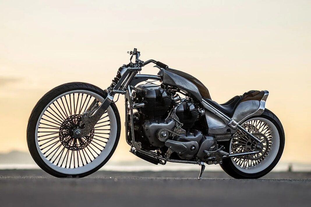Vita by Custom Works Zon: Dos motores de RE Classic 650 y un estilo vibrante