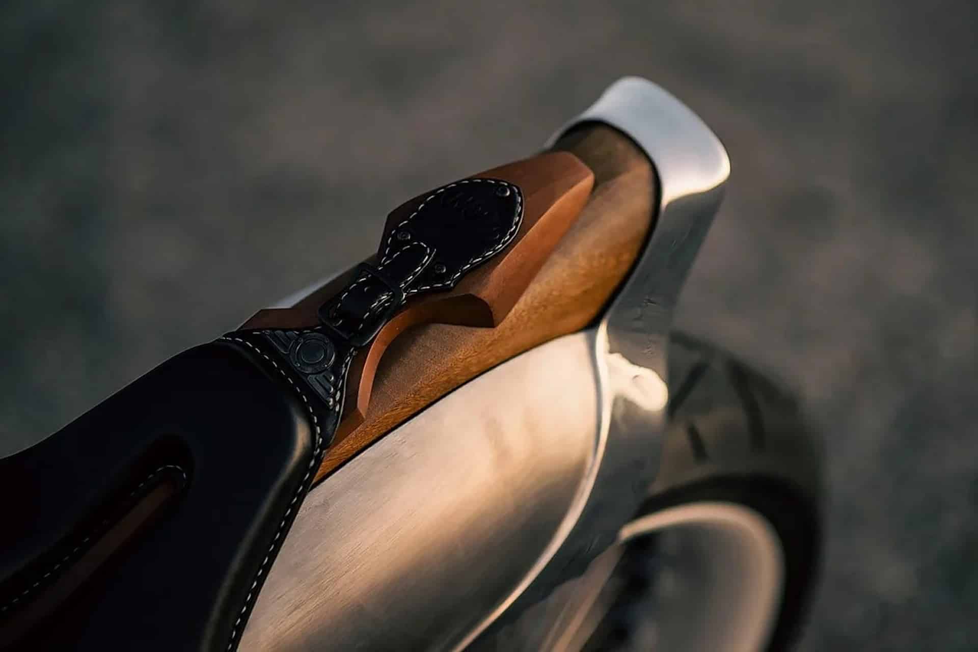 Vita by Custom Works Zon: Dos motores de RE Classic 650 y un estilo vibrante
