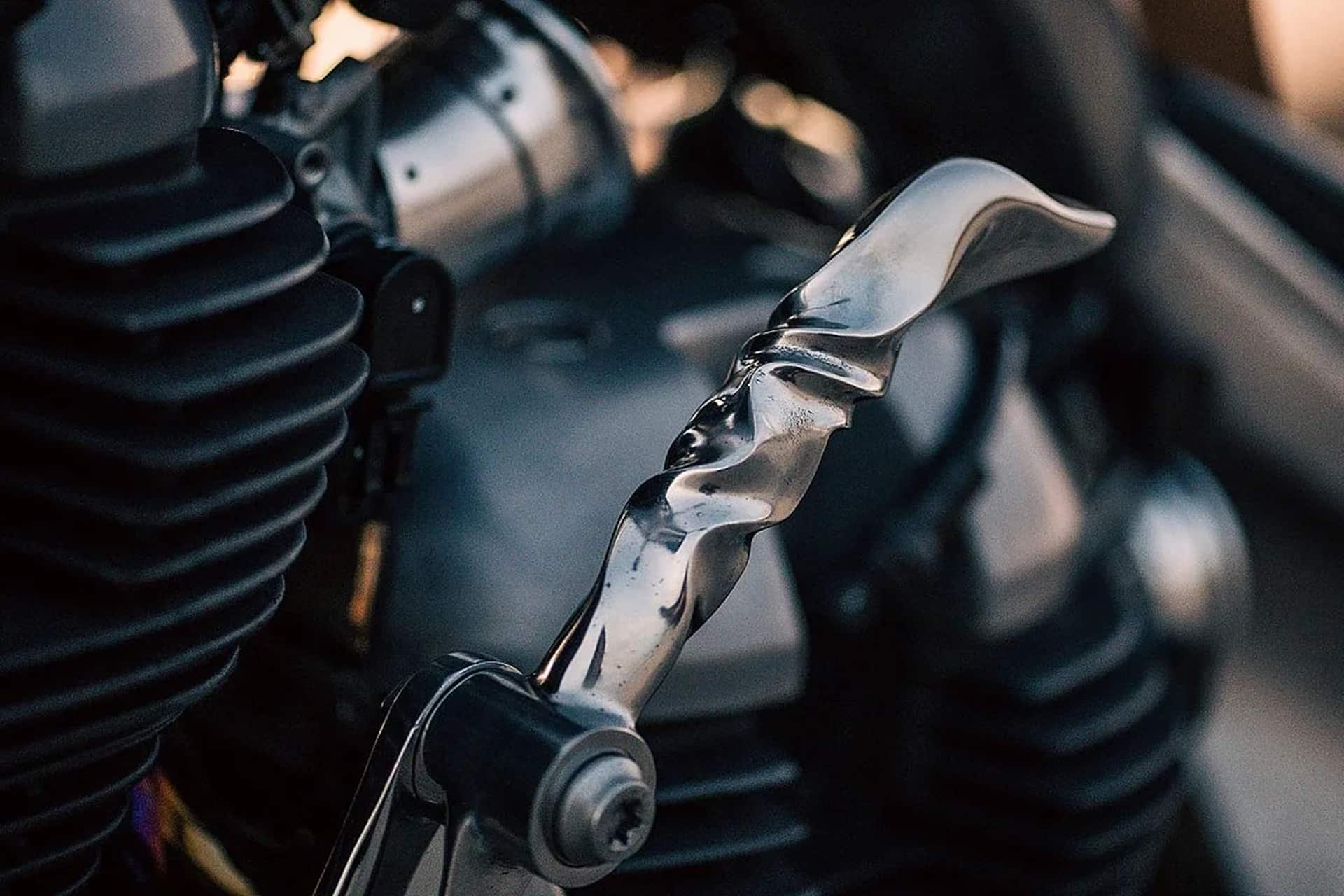 Vita by Custom Works Zon: Dos motores de RE Classic 650 y un estilo vibrante