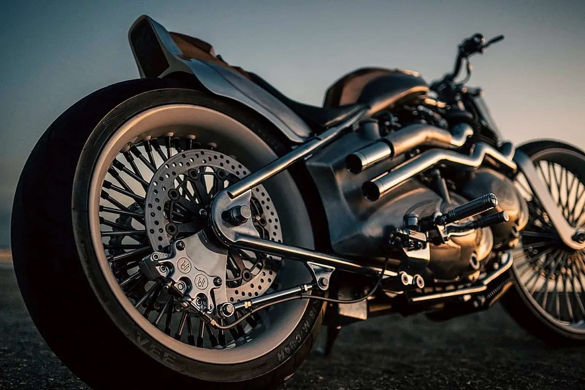 Vita by Custom Works Zon: Dos motores de RE Classic 650 y un estilo vibrante