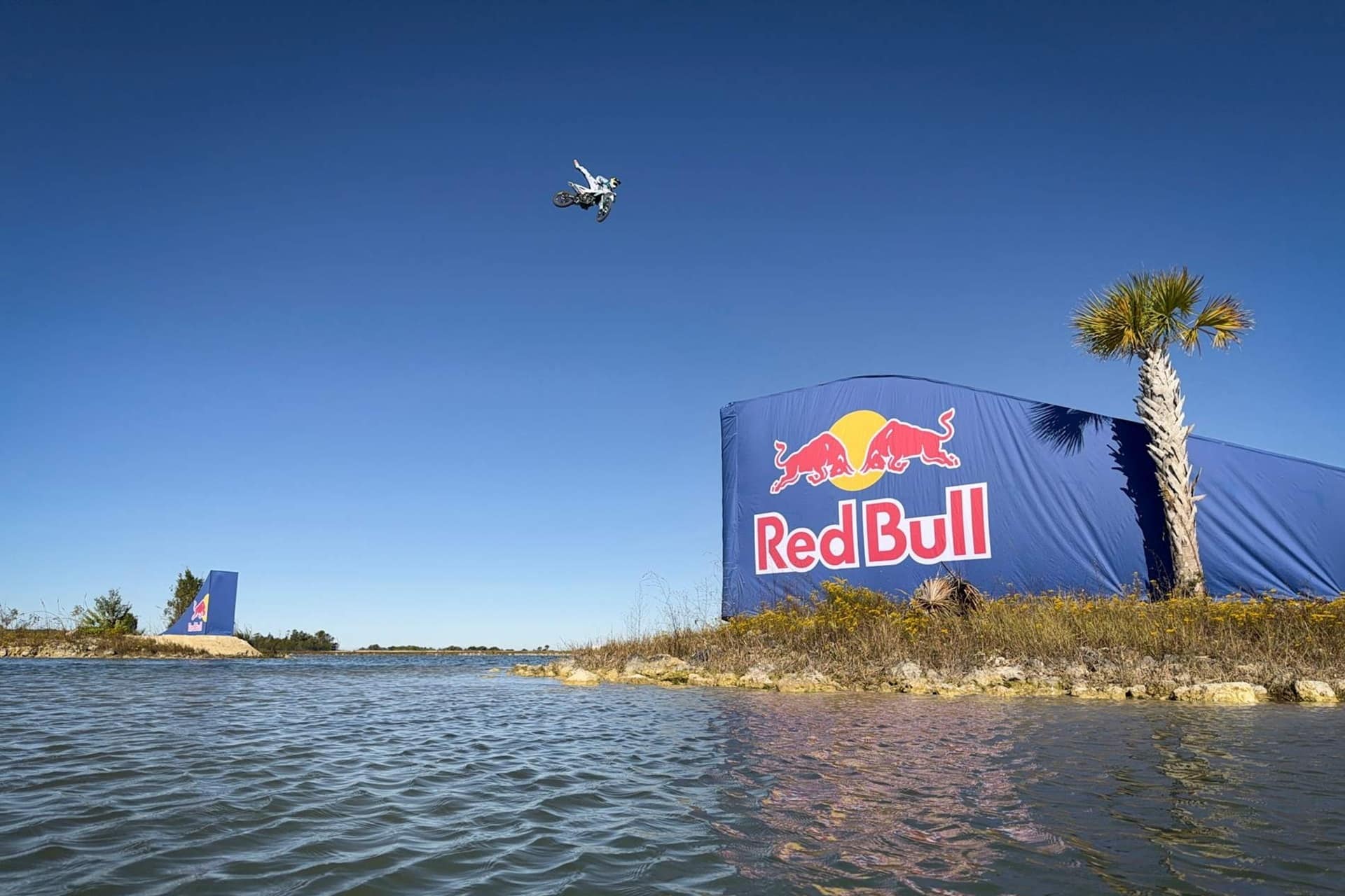 Red Bull nos muestra su última locura deportiva en forma de pista Supercross sobre el mar