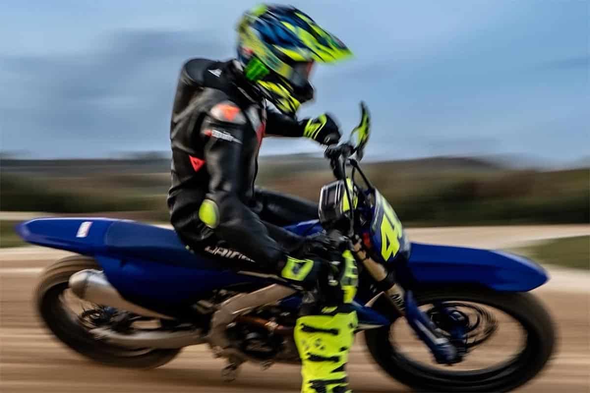 Aunque se retiró de las carreras, Valentino sigue dando gas