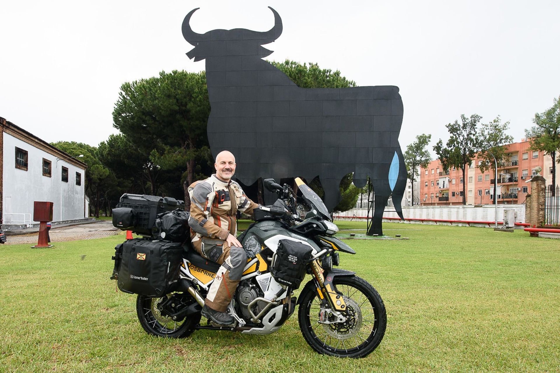 Julio Álamo se da “un paseo intercontinental” a lomos de su Triumph Tiger 1200