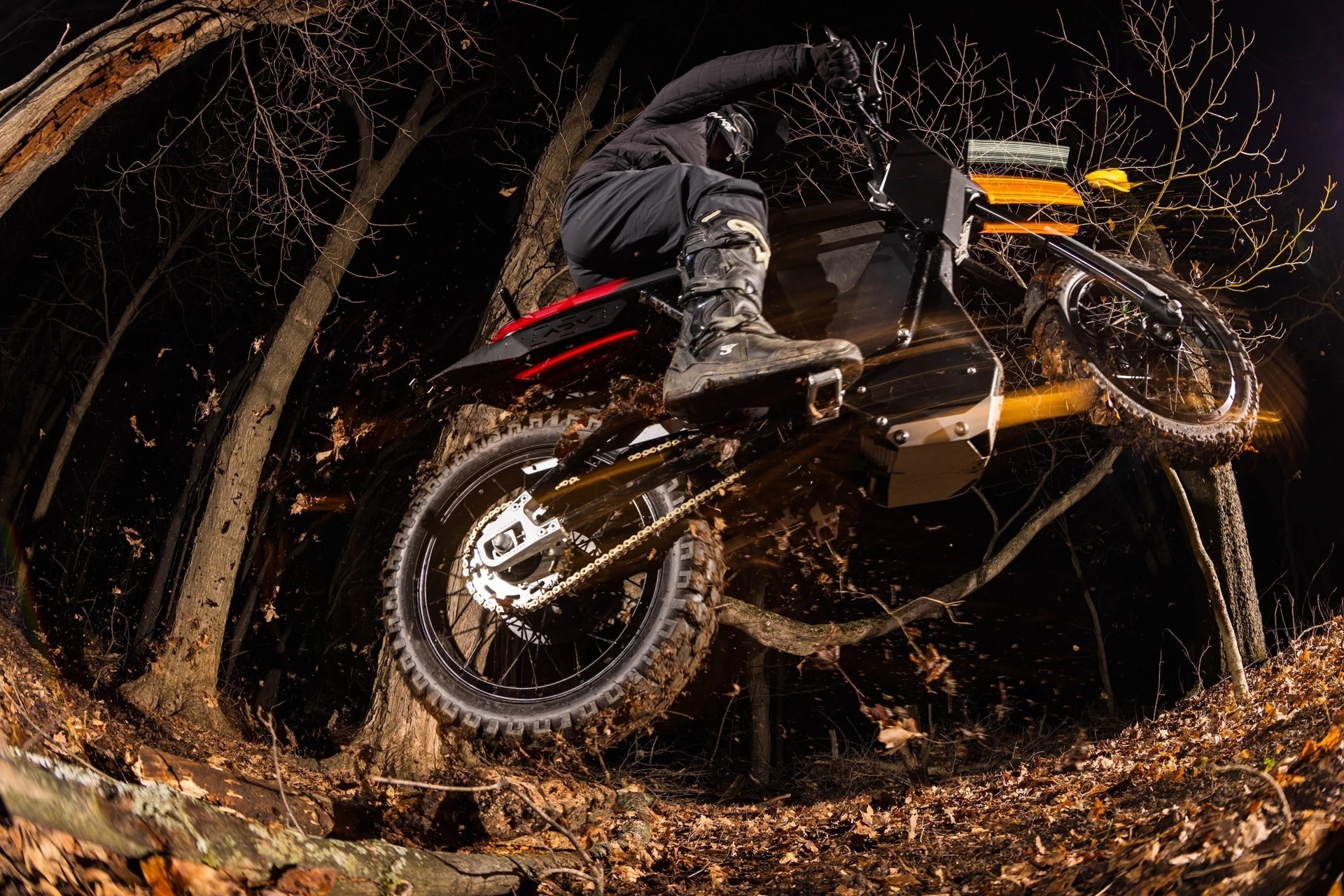 Land Moto District ADV 2026: Buscando el término medio de uso entre aventura y ciudad en modo enchufable