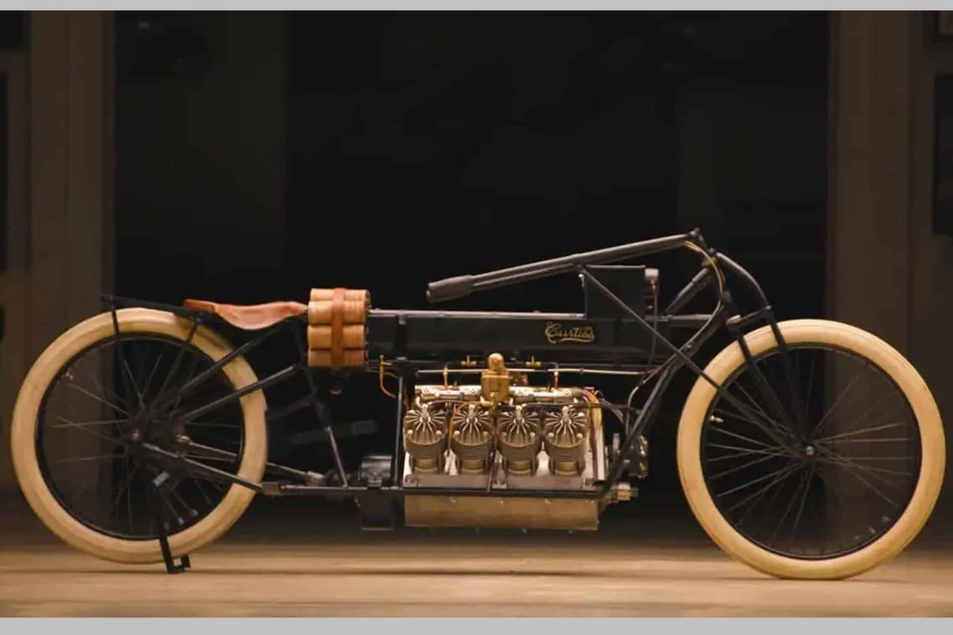Jay Leno muestra al mundo la Curtiss V8 réplica que posee en su colección particular