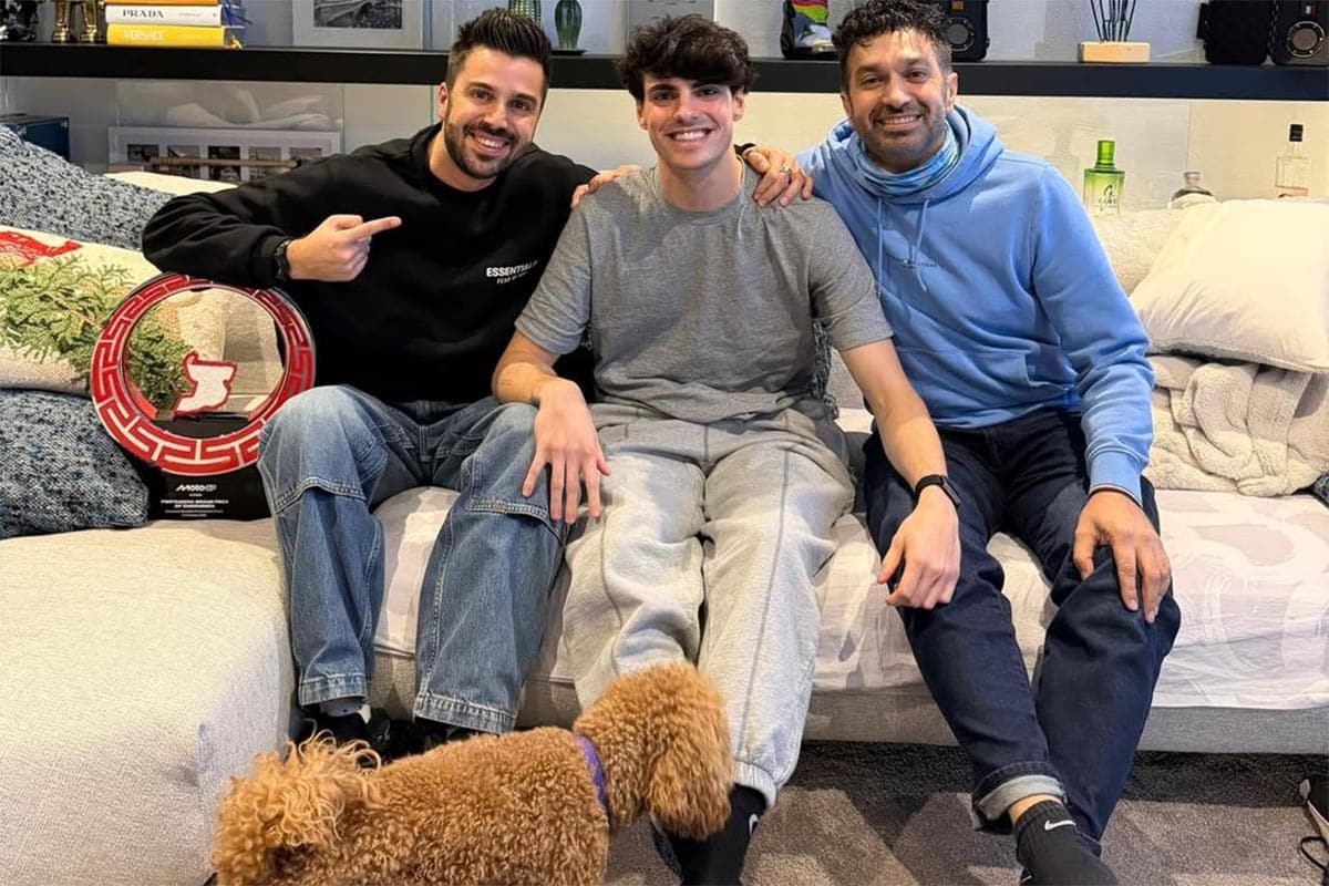 El murciano recibió la visita sorpresa de miembros de Gresini Racing en casa