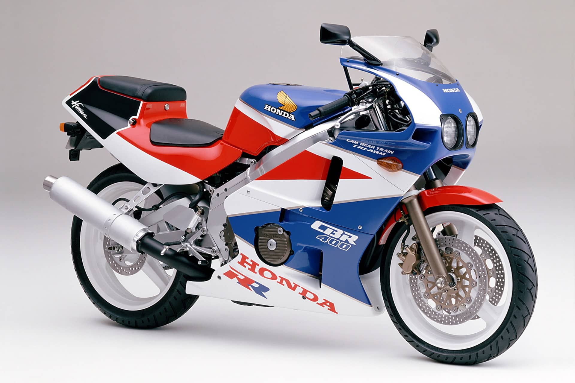 Kardesign crea una reinterpretación actual de las anheladas Honda CBR400RR y VFR400R NC30