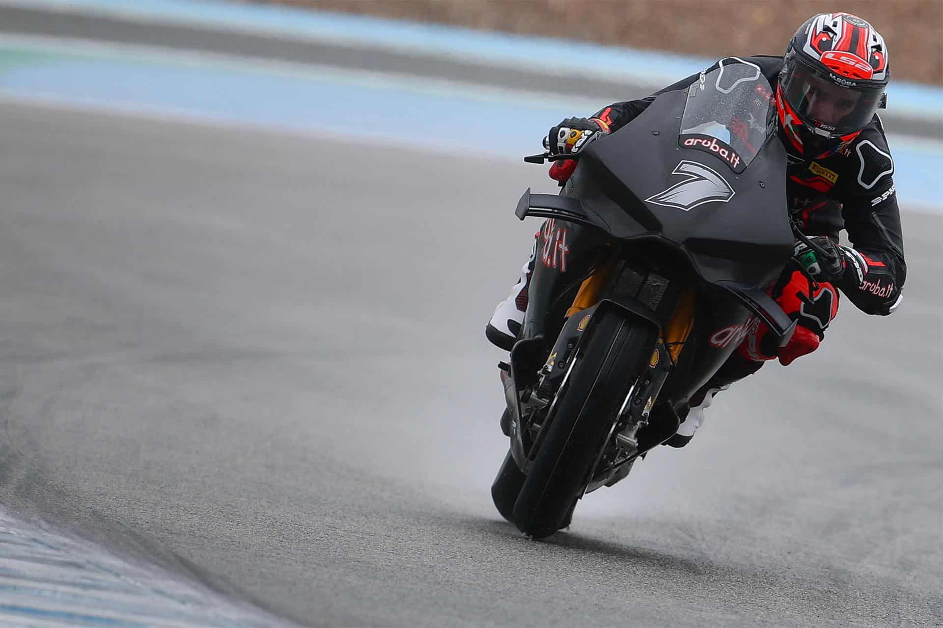 Bautista ha lucido los colores de Barni en su mono, aunque la moto iba de negro