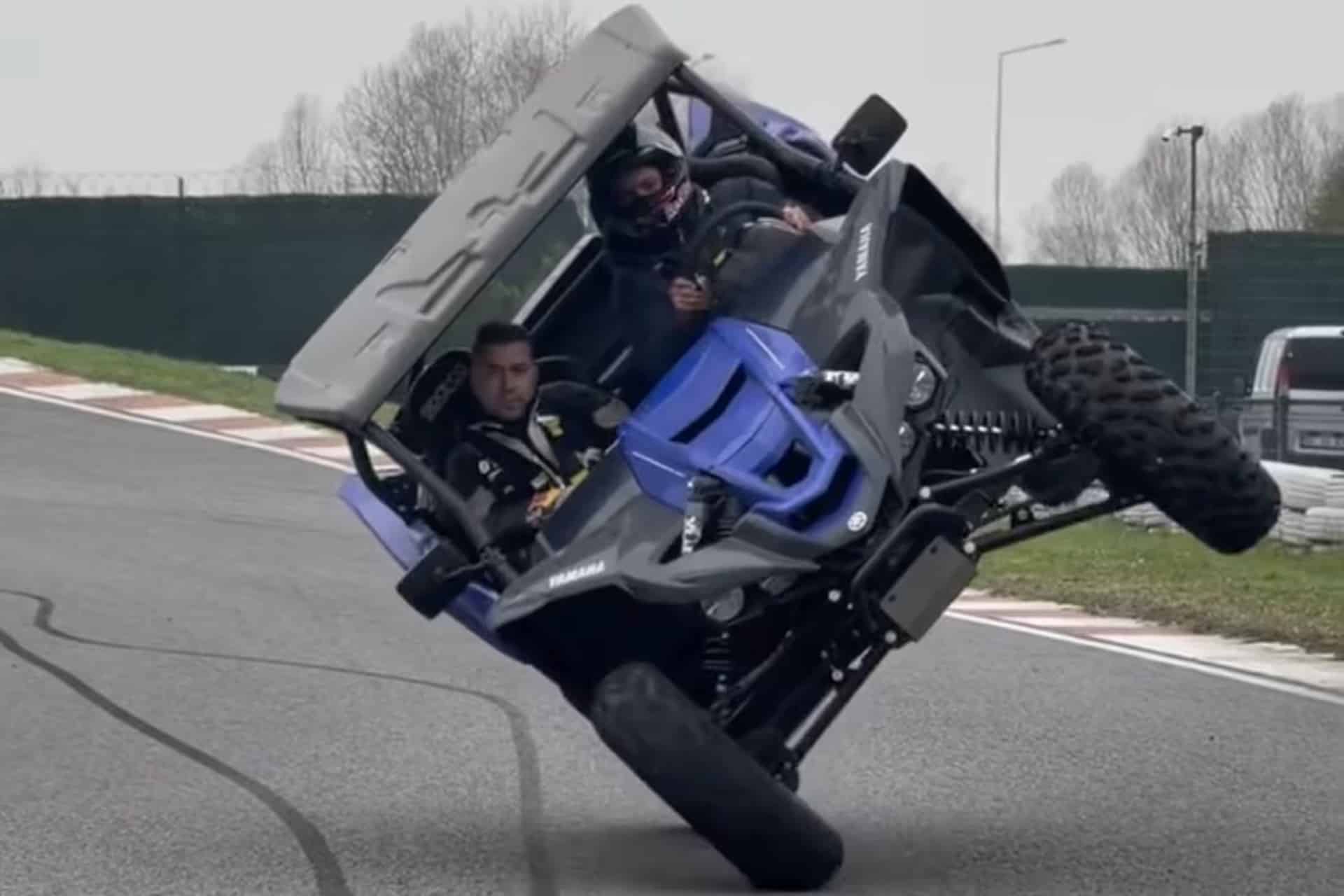 Toprak controla, incluso cuando pone un Yamaha YXZ1000R a dos ruedas