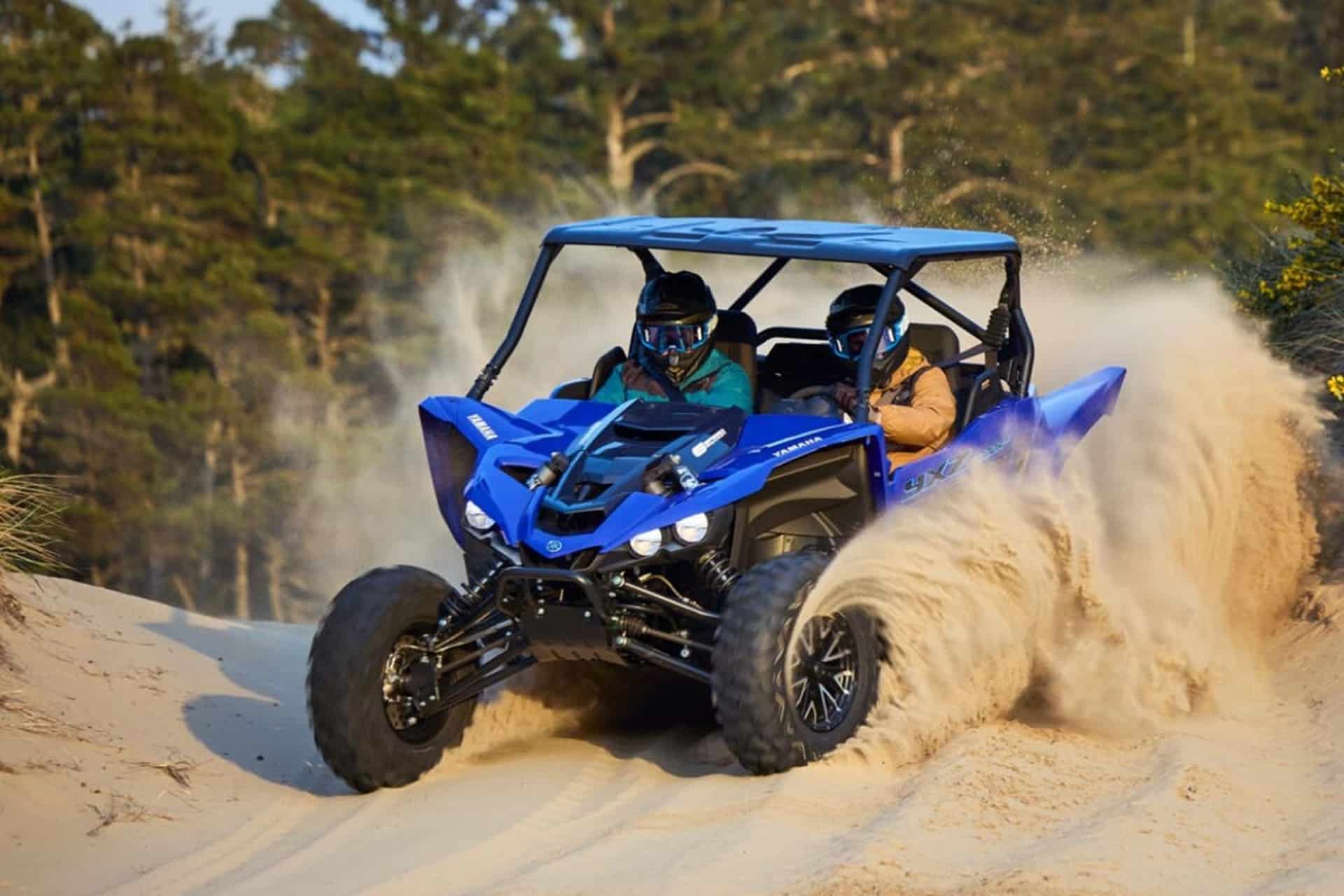 Toprak controla, incluso cuando pone un Yamaha YXZ1000R a dos ruedas