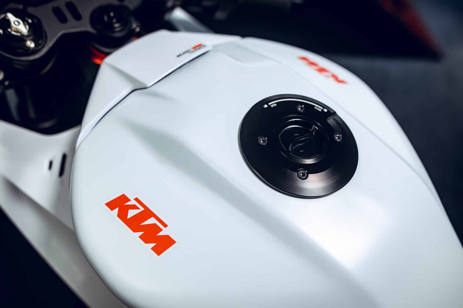 KTM presenta su nueva y radical 990 RC R Track, la versión pistera de su novedosa deportiva