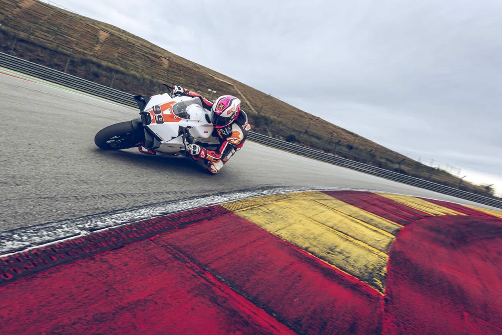 KTM presenta su nueva y radical 990 RC R Track, la versión pistera de su novedosa deportiva
