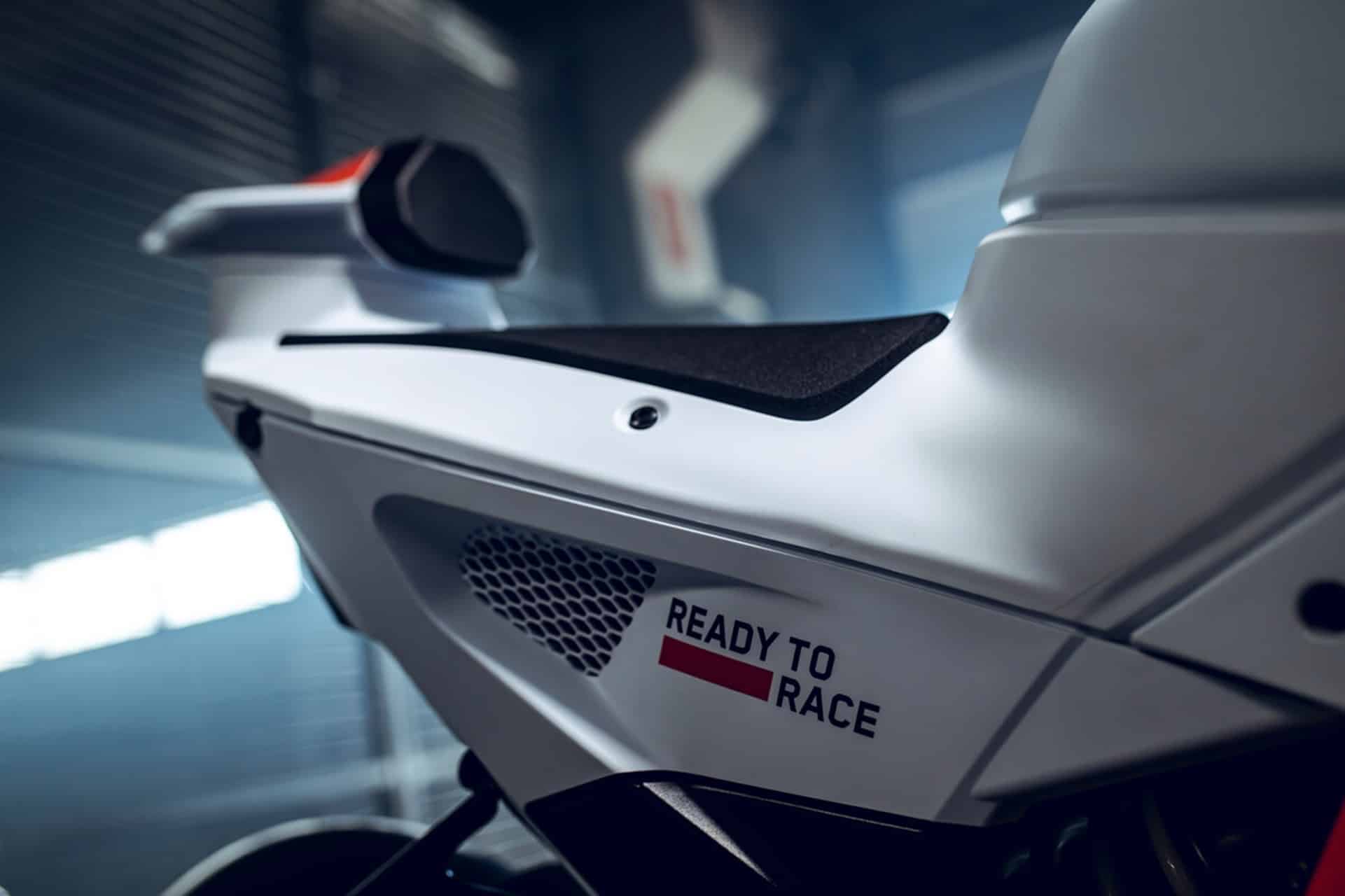 KTM presenta su nueva y radical 990 RC R Track, la versión pistera de su novedosa deportiva