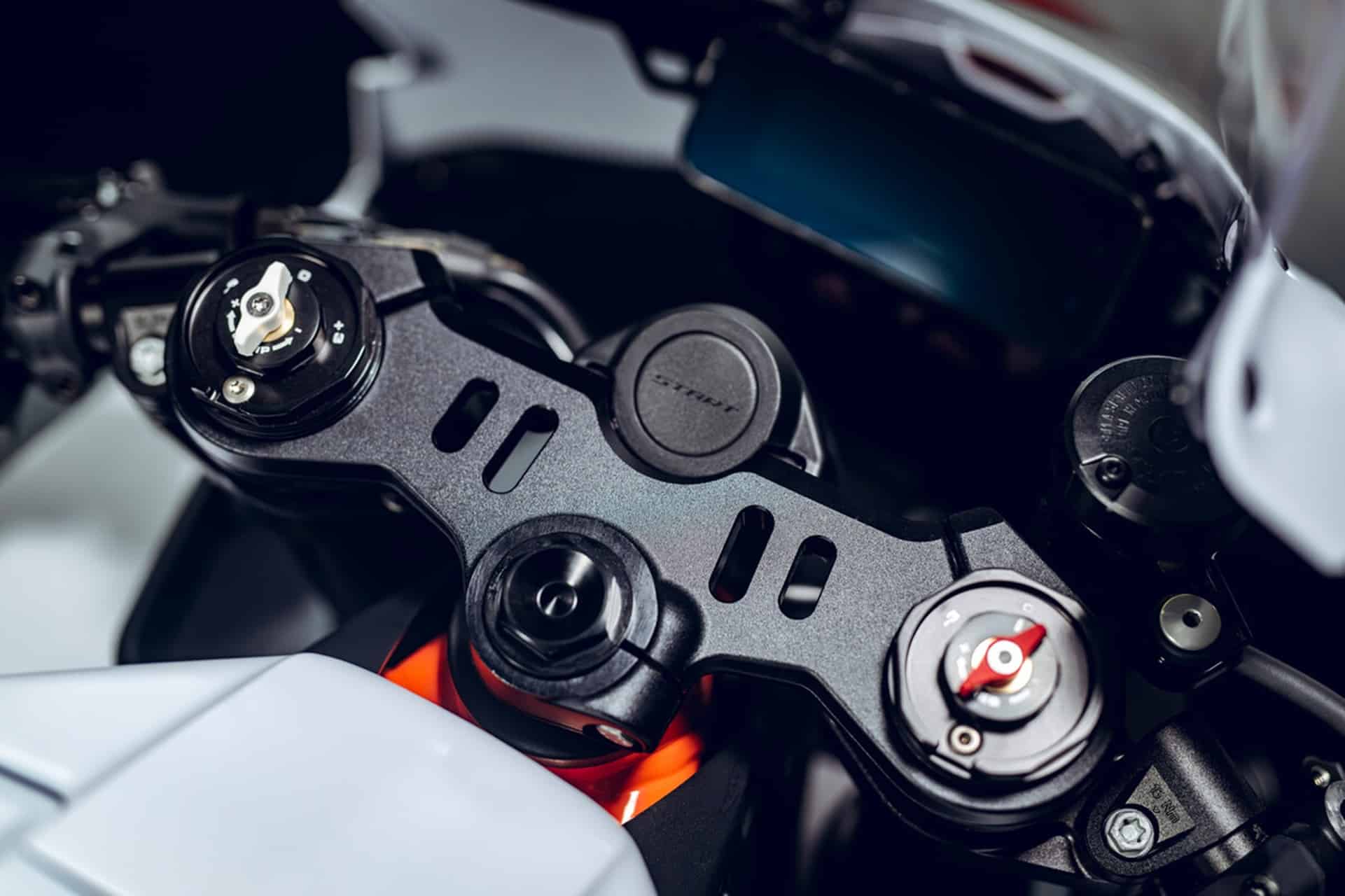 KTM presenta su nueva y radical 990 RC R Track, la versión pistera de su novedosa deportiva