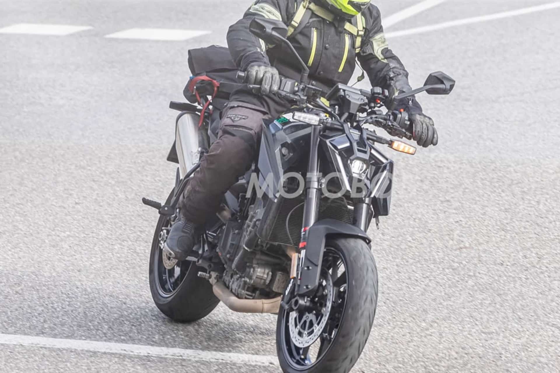 La KTM 790 Duke 2026 realiza nuevos test de pruebas mostrándonos una imagen muy cercana a la del modelo de producción