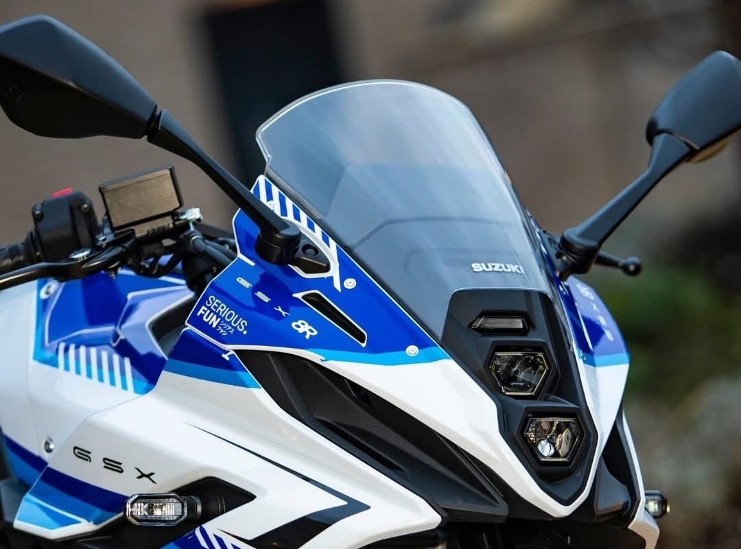 Kit de gráficos GP Grafix: La Suzuki GSX-8R luciendo un marcado look “retro-racing”