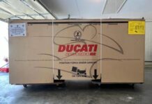 Ducati Desmosedici RR en su caja