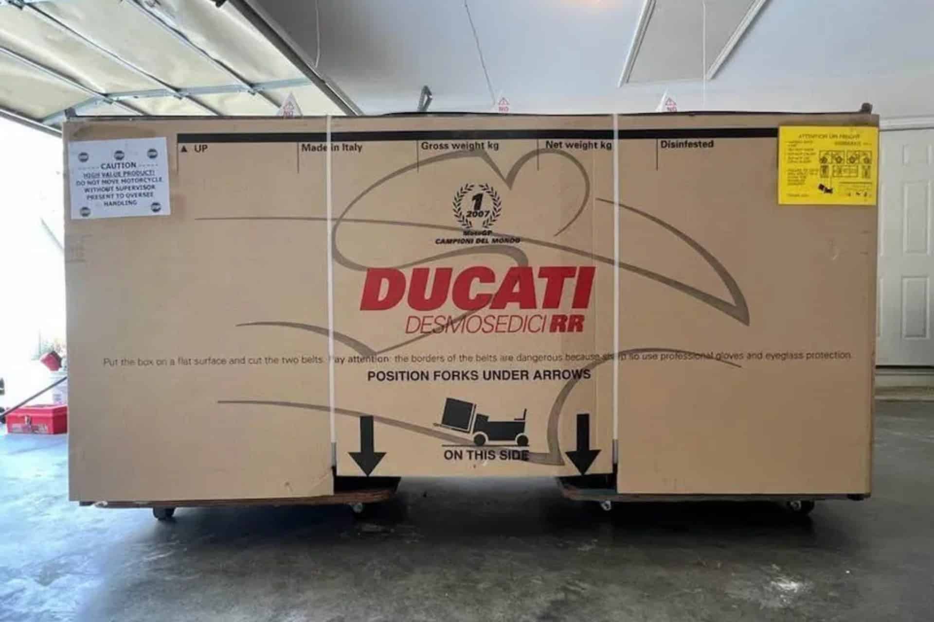 Ducati Desmosedici RR en su caja