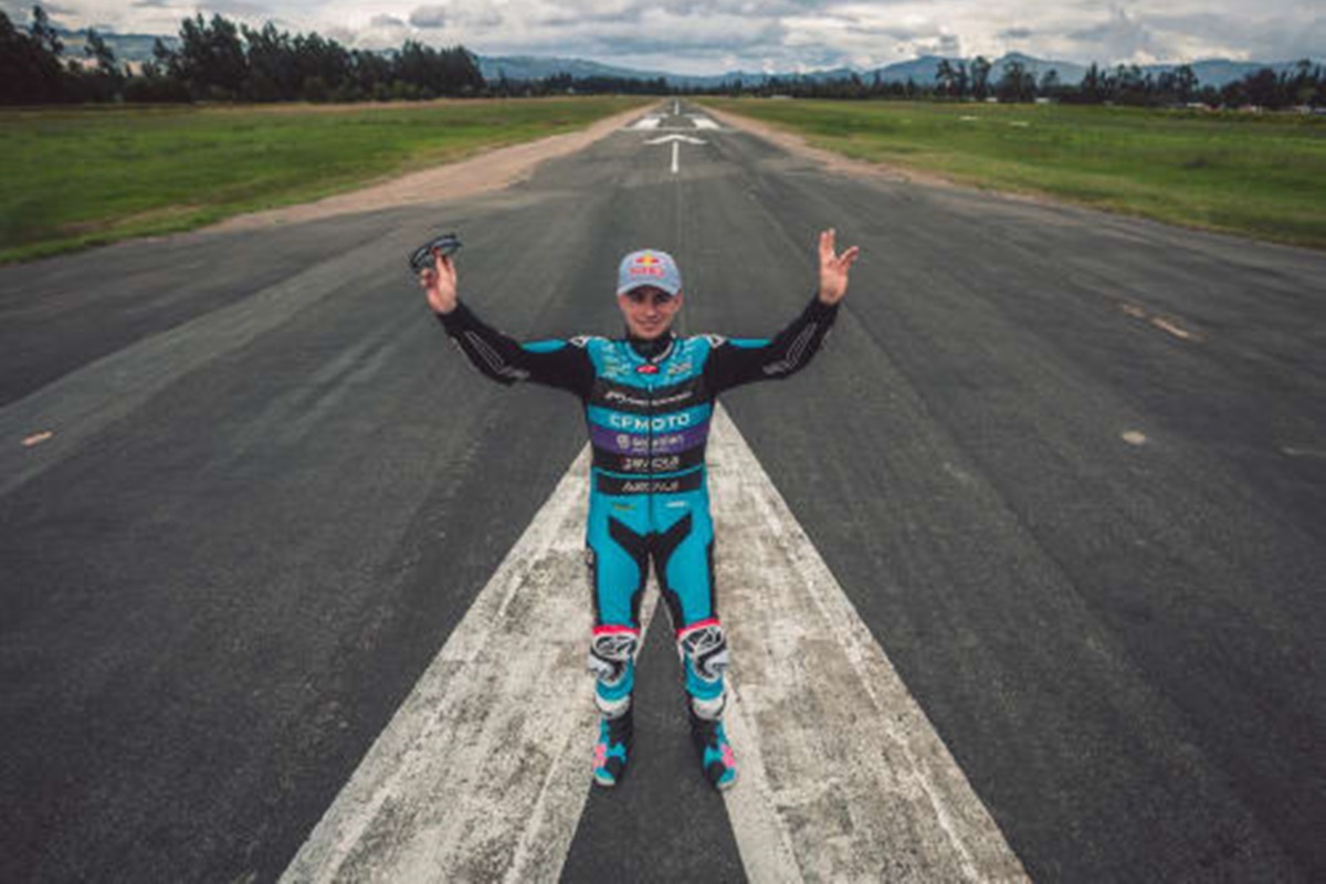David Alonso realiza un “aterrizaje de emergencia” tras una carrera frente a un avión