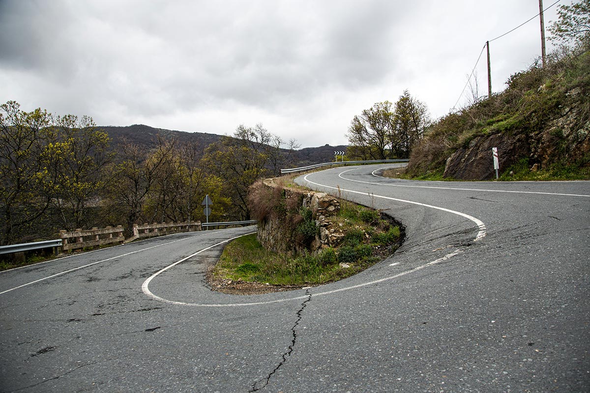 Autovías, secundarias, calles… todo se está desmoronando ante nuestros ojos