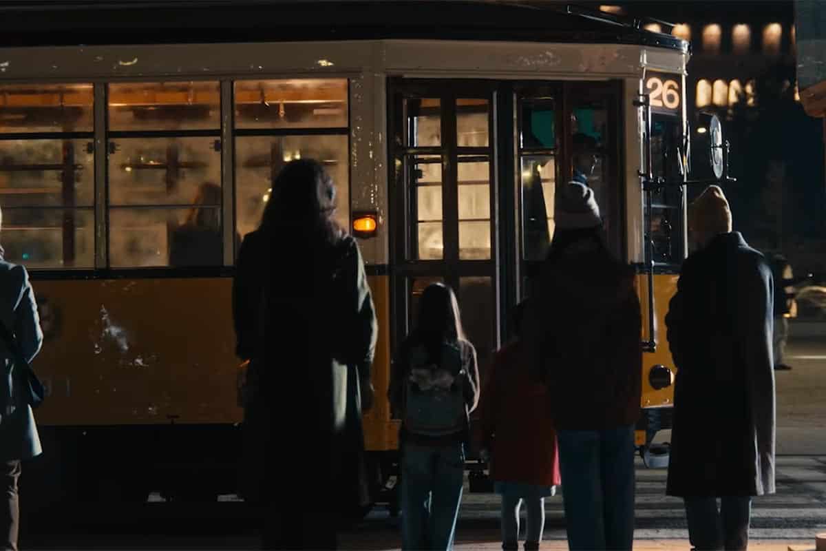 En el trayecto el tranvía va recogiendo pasajeros (y se aprecia que no es Vale quien lo conduce)
