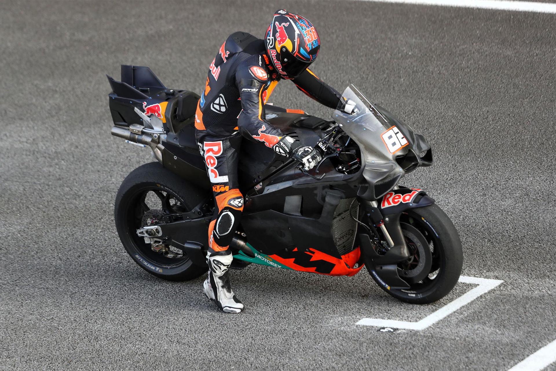 La moto es más estrecha y con menos y diferentes elementos aerodinámicos
