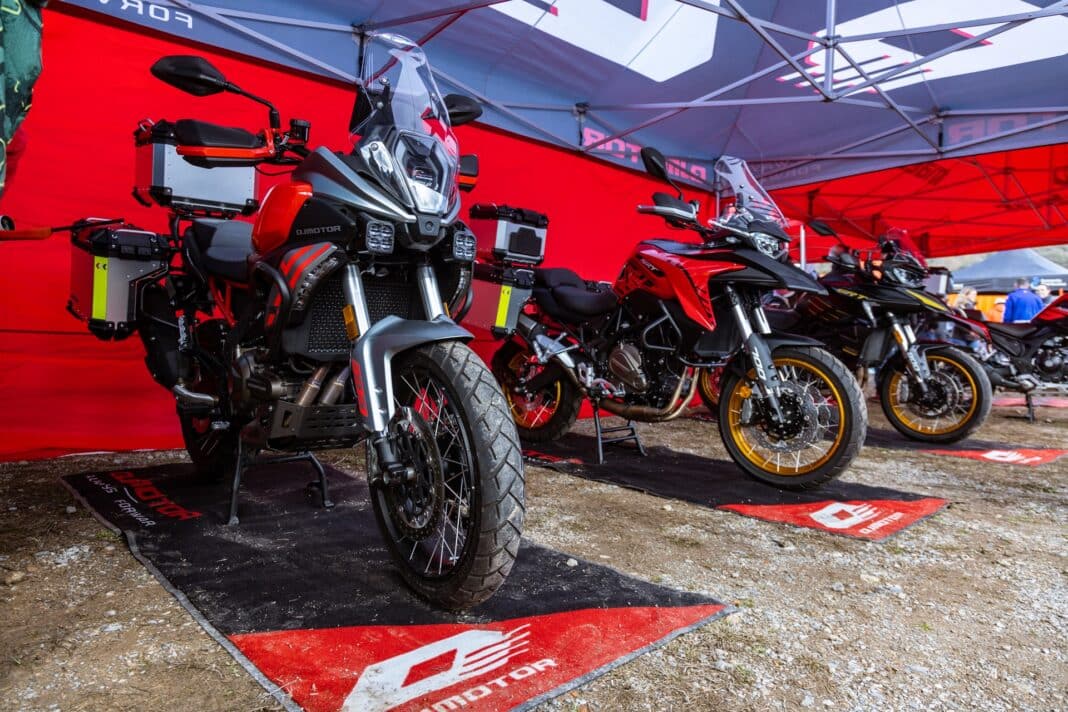 QJMotor toma protagonismo en la Bassella Race 2026 a través de su stand en la zona comercial del evento