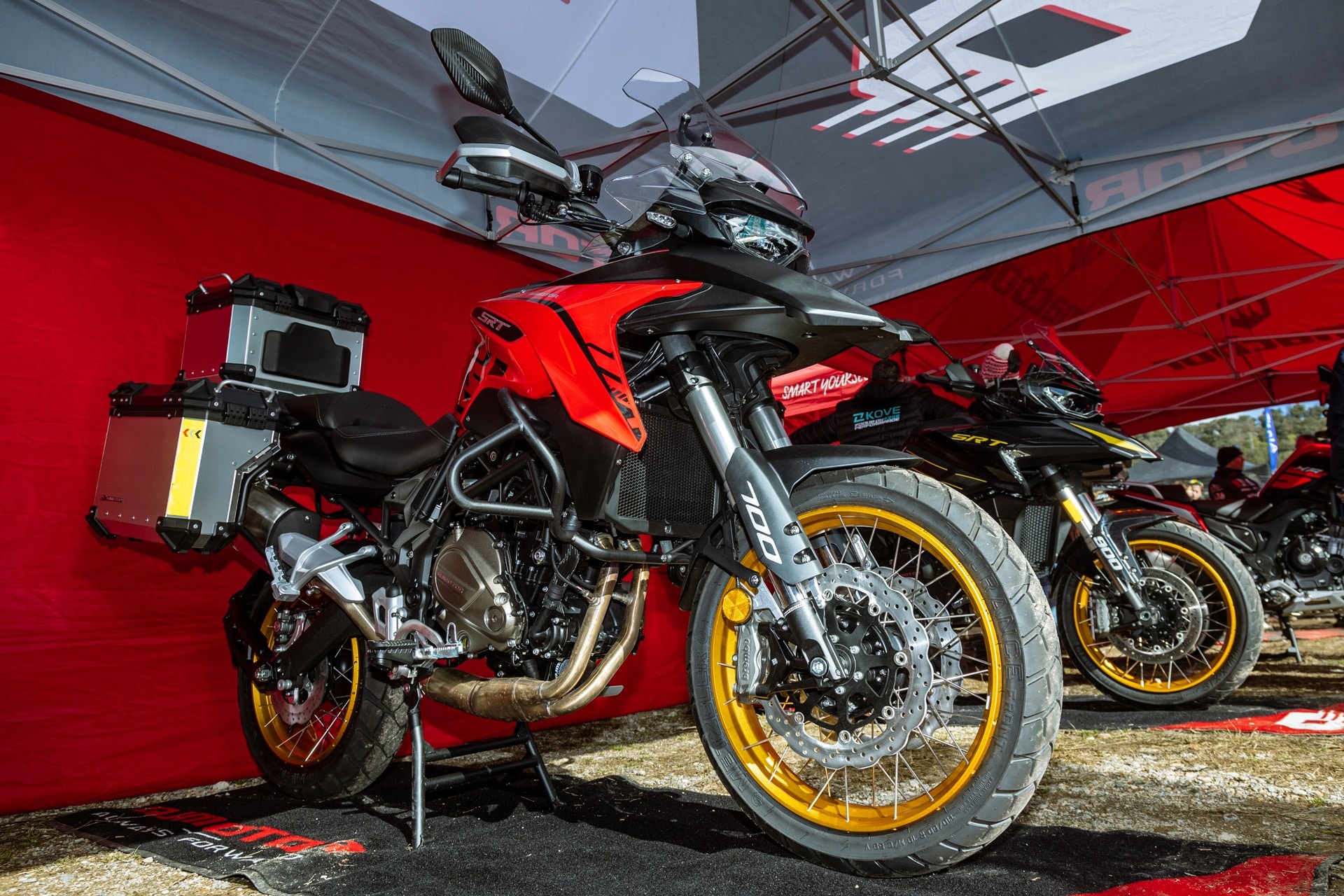 QJMotor toma protagonismo en la Bassella Race 2026 a través de su stand en la zona comercial del evento