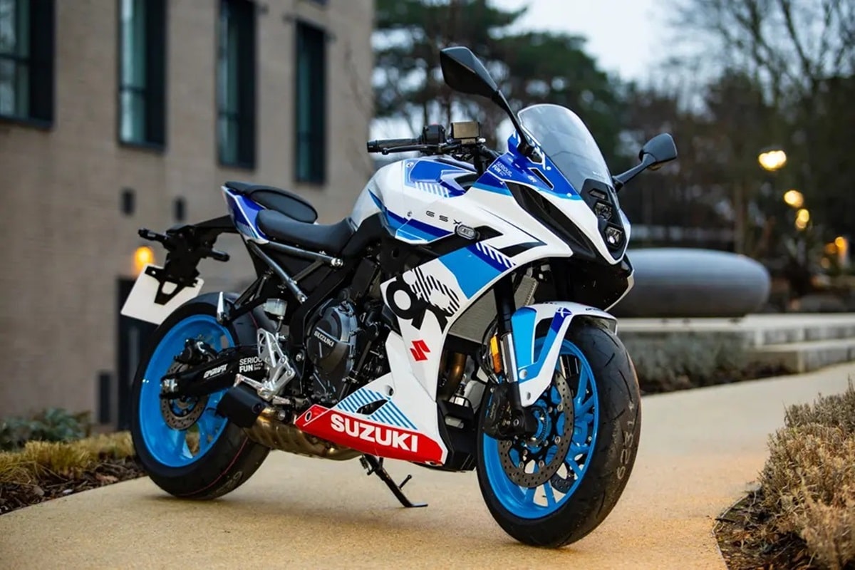 Kit de gráficos GP Grafix: La Suzuki GSX-8R luciendo un marcado look “retro-racing”