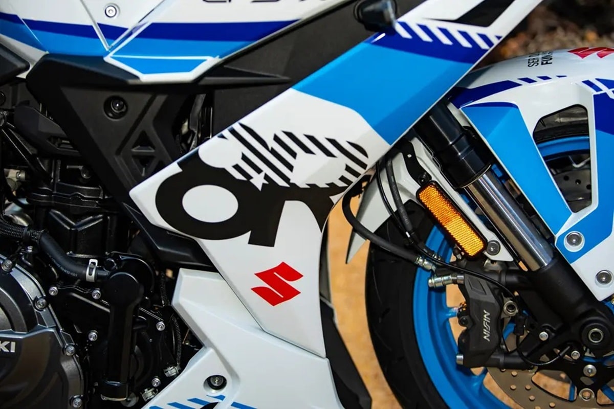 Kit de gráficos GP Grafix: La Suzuki GSX-8R luciendo un marcado look “retro-racing”