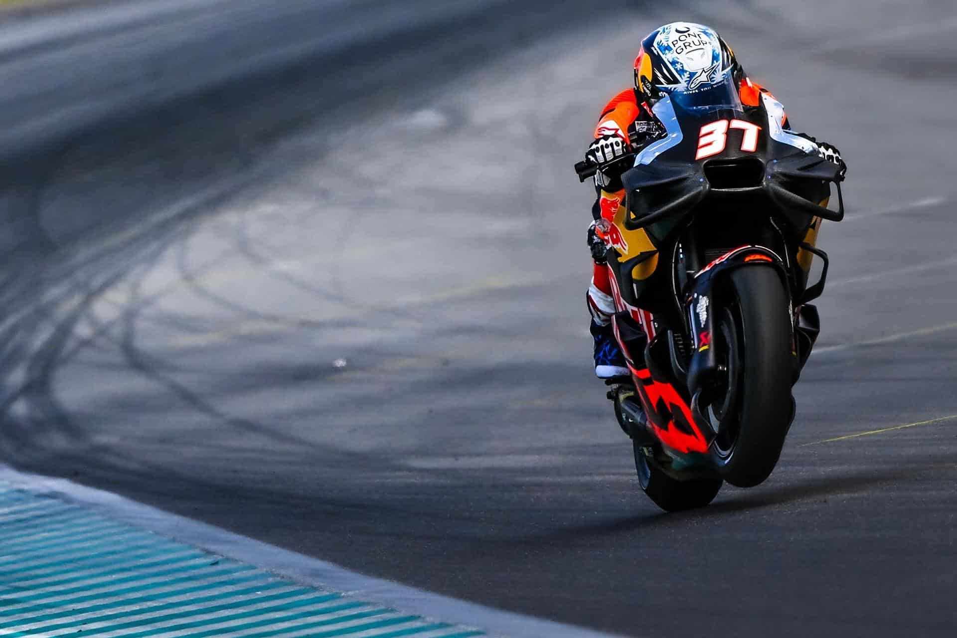 Acosta arrancó siendo la última de las KTM, pero el murciano tiene su propio plan