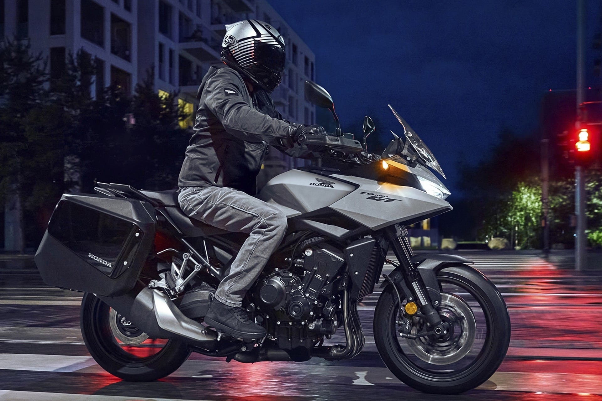 Arai presenta los nuevos diseños Flight y Peak en su gama Quantic 2026