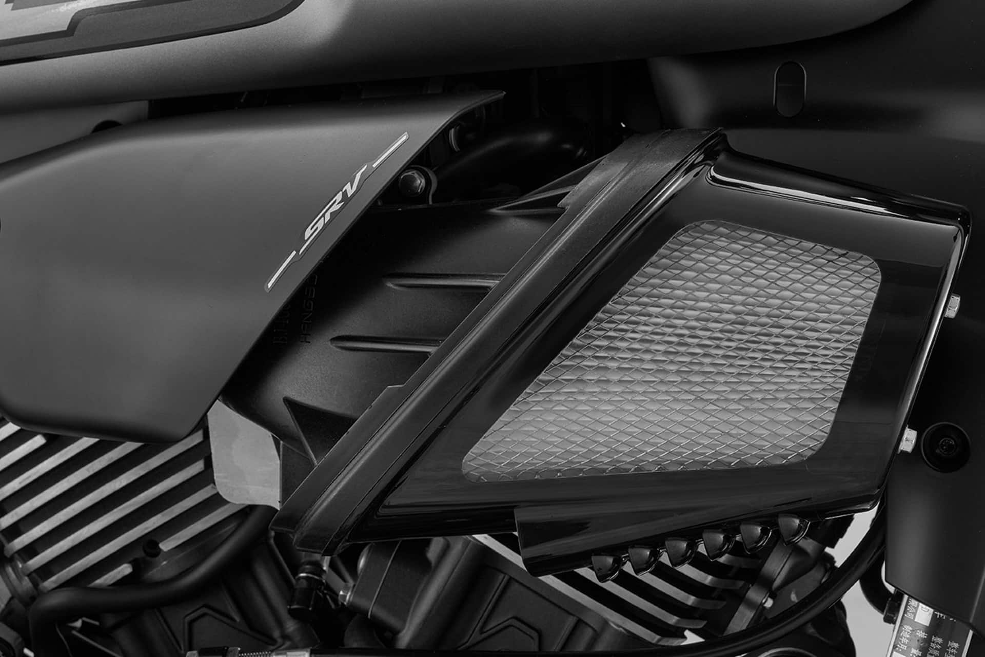 QJMotor lanza su nueva SRV 400 VS, la bobber destinada a los aficionados europeos con carnet A2