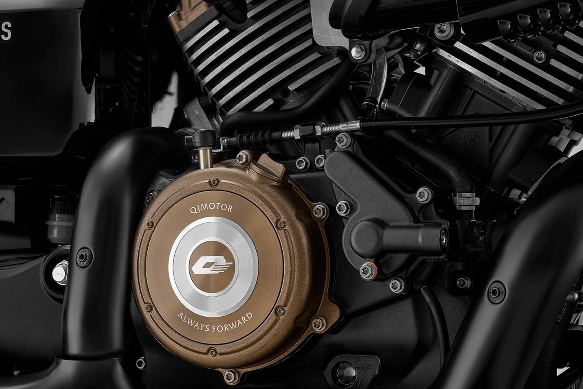 QJMotor lanza su nueva SRV 400 VS, la bobber destinada a los aficionados europeos con carnet A2
