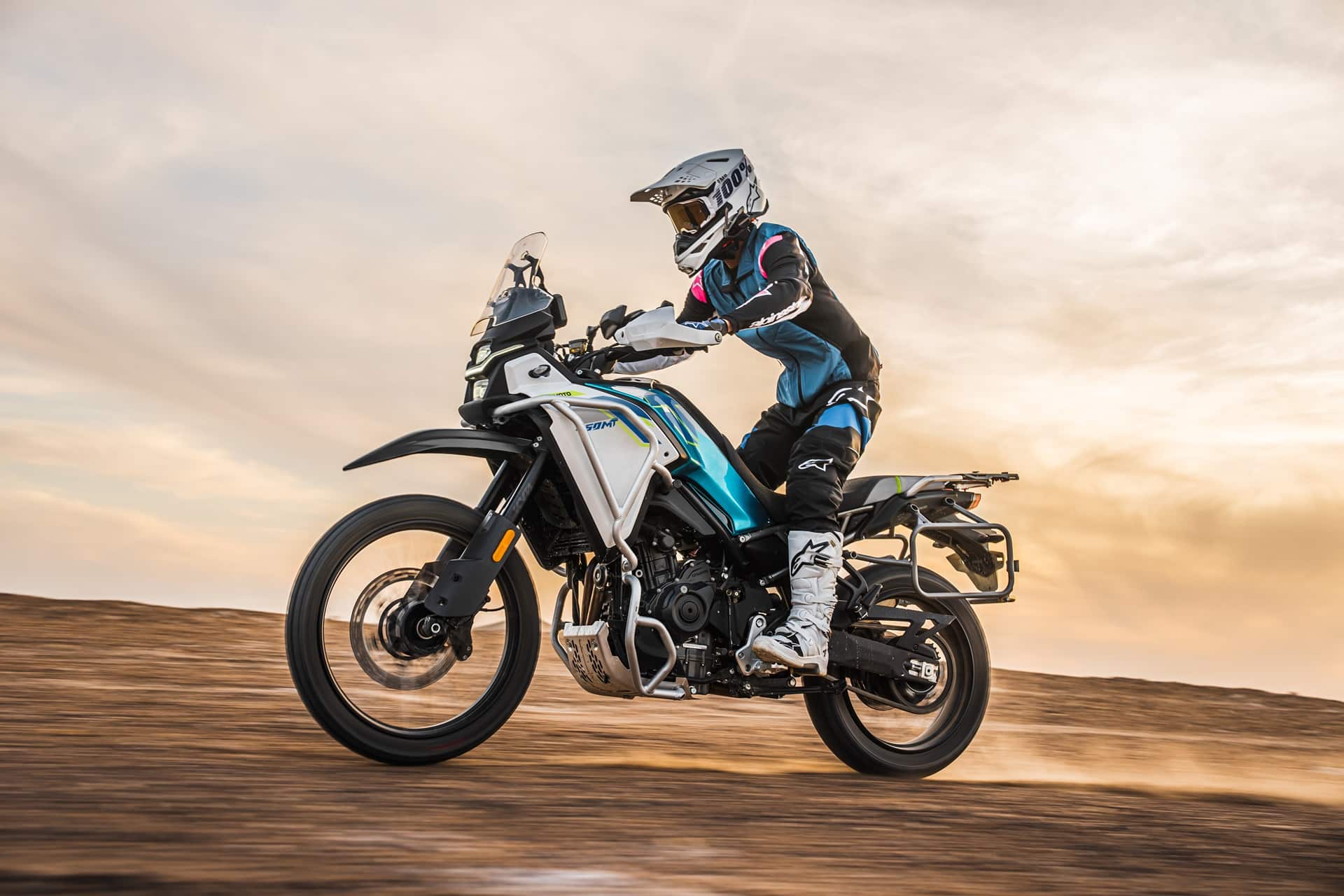 CFMoto sube el listón con la 450MT 2026: Ahora de serie con escape Akrapovič y Rally Pack