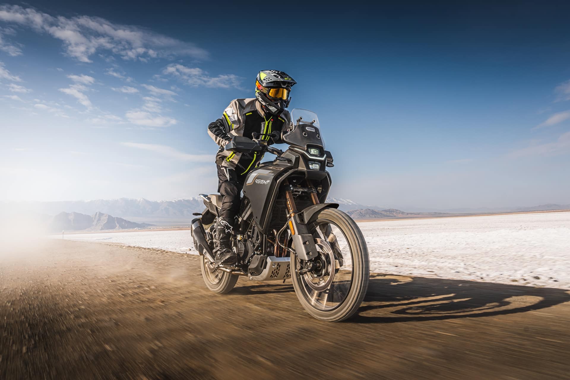 CFMoto sube el listón con la 450MT 2026: Ahora de serie con escape Akrapovič y Rally Pack