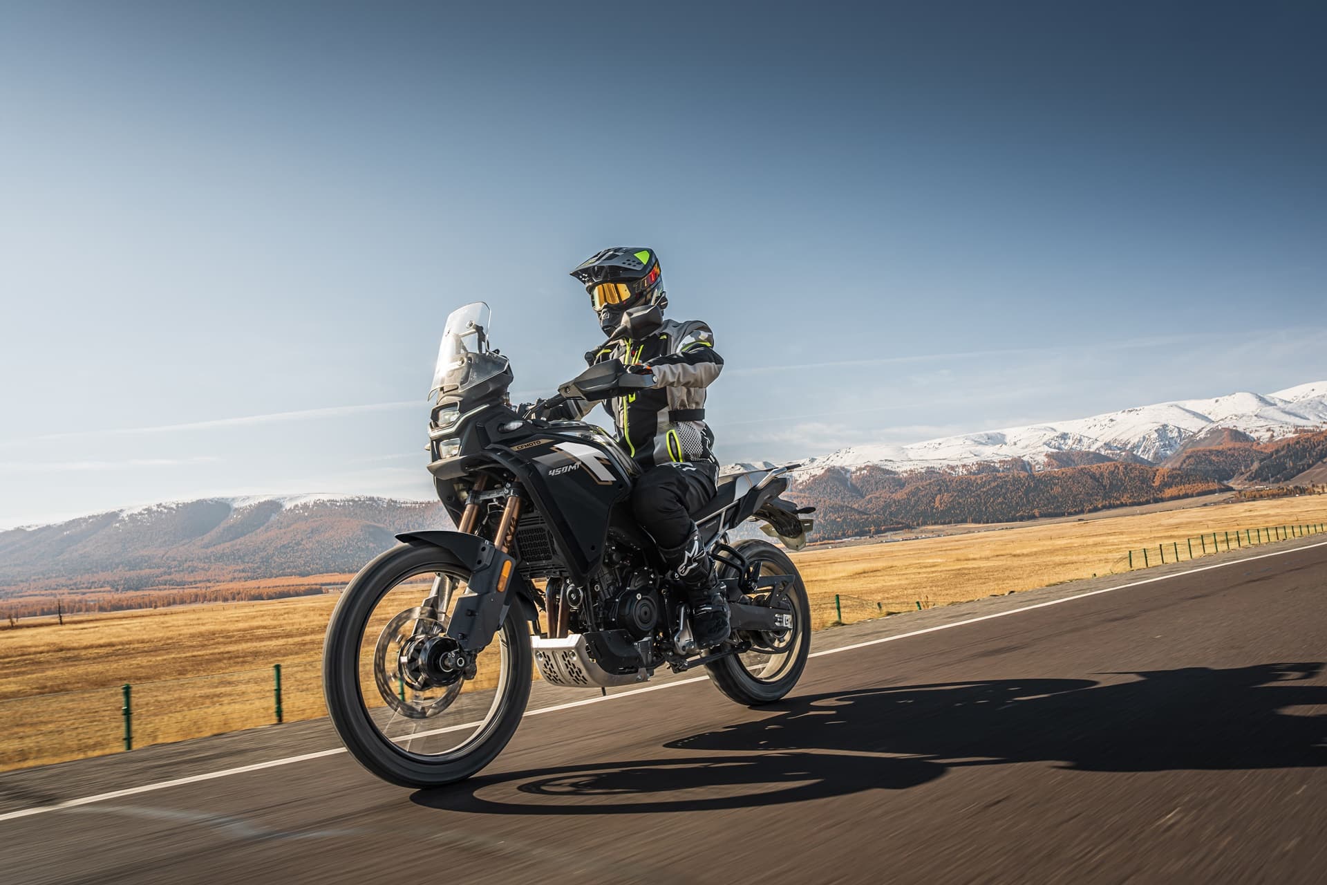 CFMoto sube el listón con la 450MT 2026: Ahora de serie con escape Akrapovič y Rally Pack