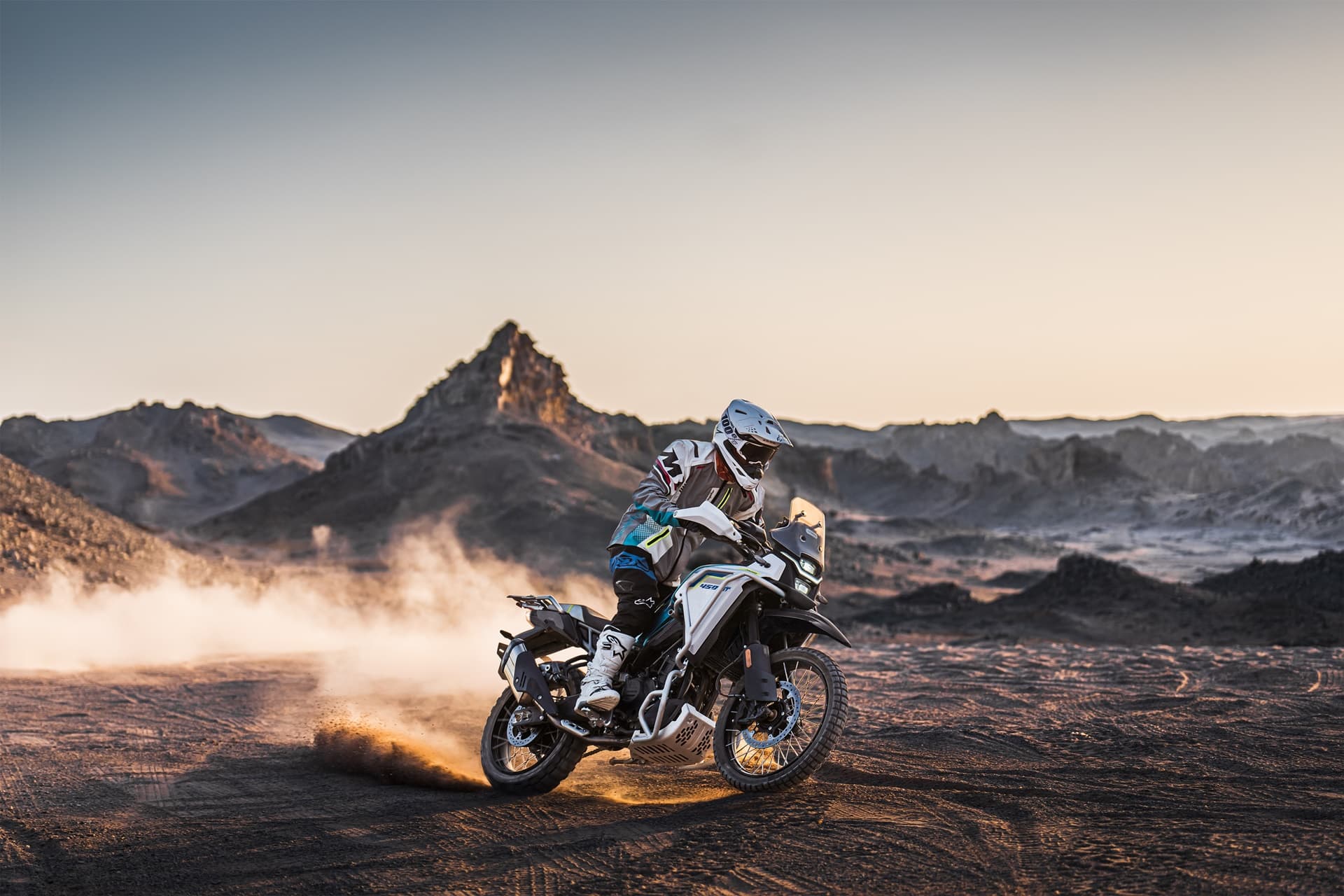 CFMoto sube el listón con la 450MT 2026: Ahora de serie con escape Akrapovič y Rally Pack