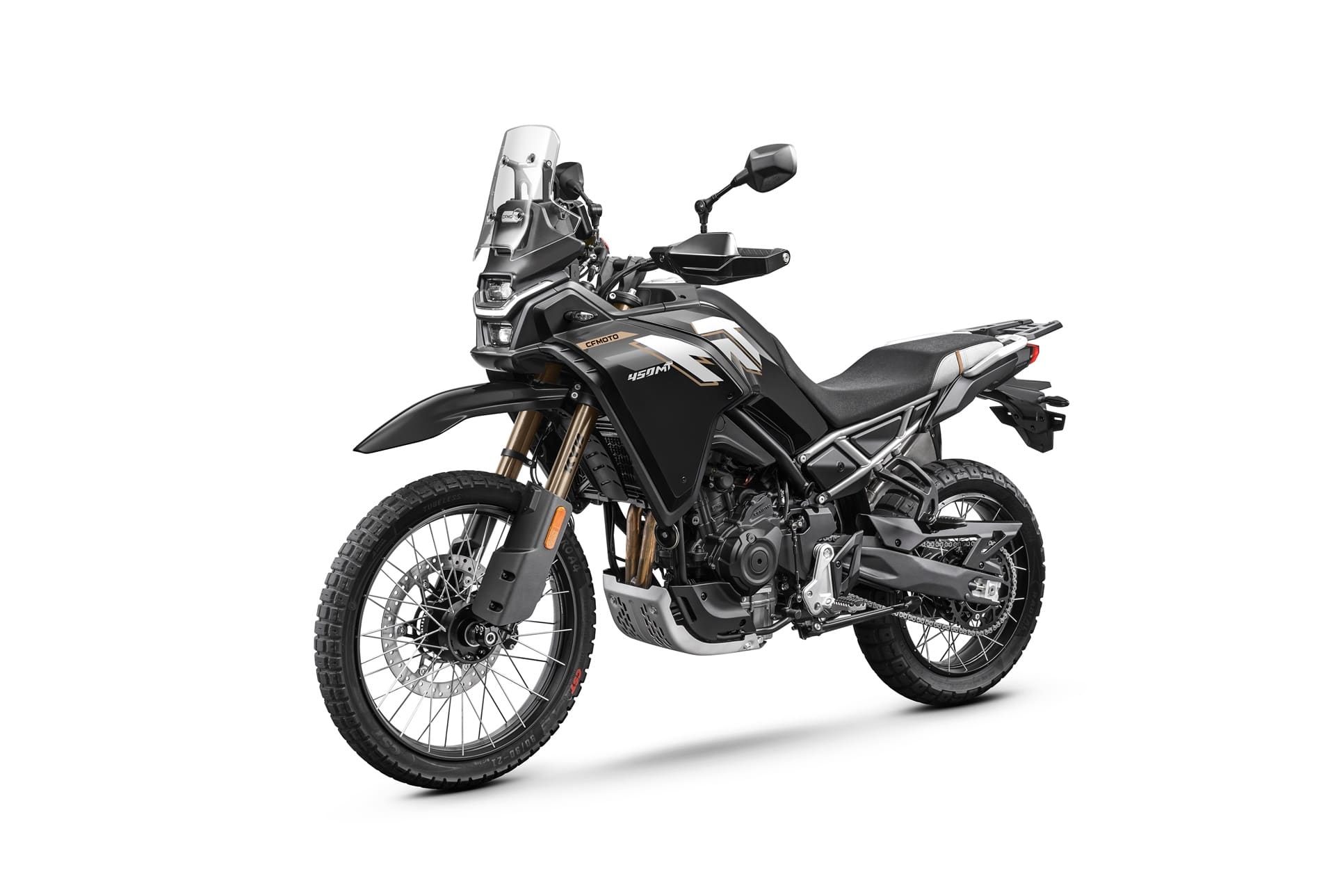 CFMoto sube el listón con la 450MT 2026: Ahora de serie con escape Akrapovič y Rally Pack
