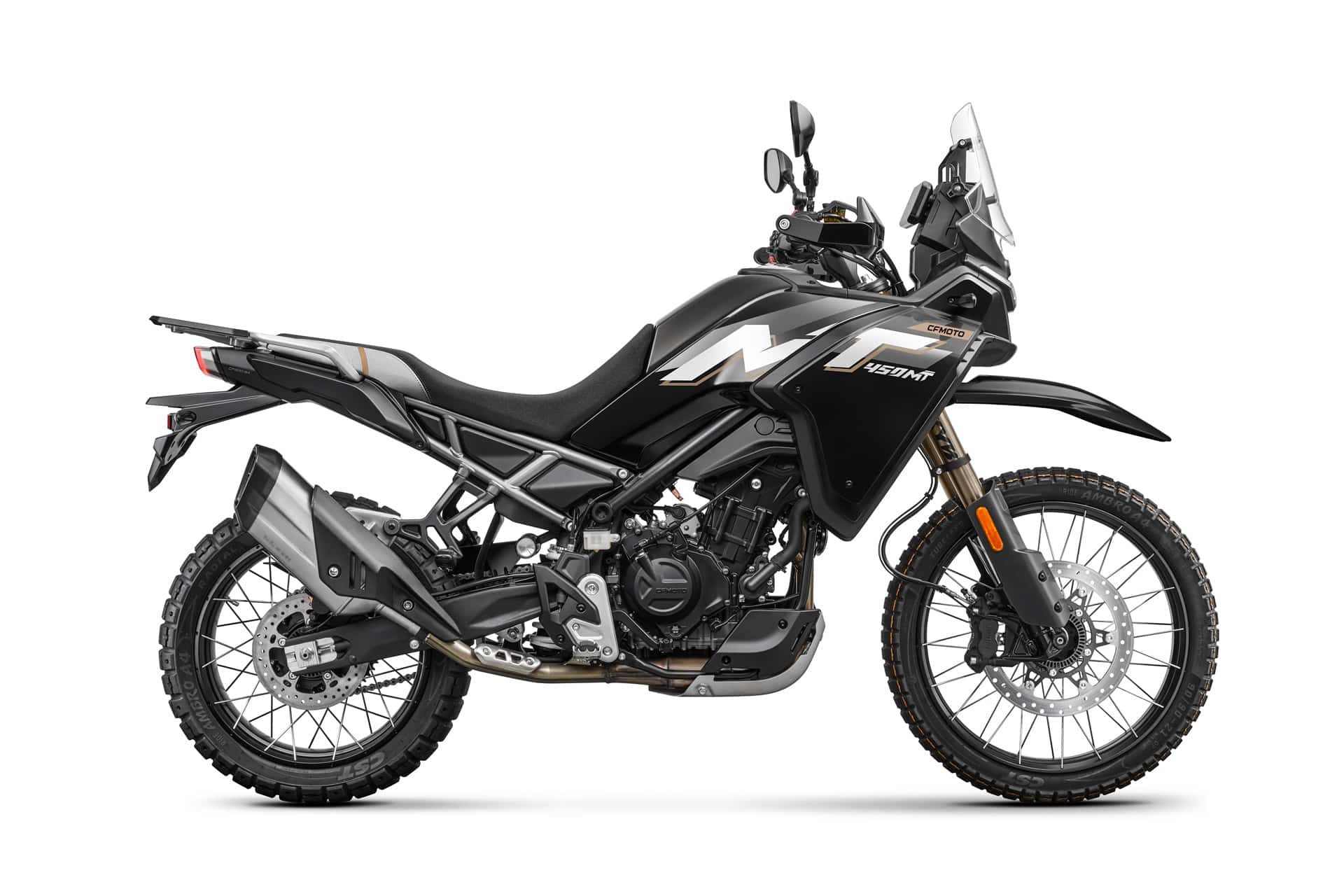 CFMoto sube el listón con la 450MT 2026: Ahora de serie con escape Akrapovič y Rally Pack