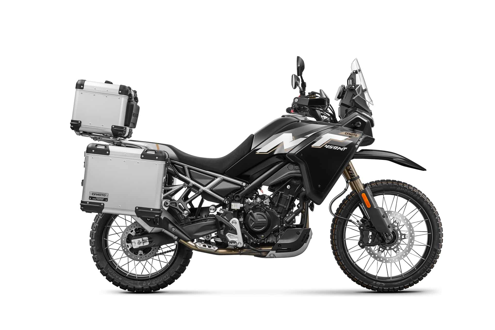CFMoto sube el listón con la 450MT 2026: Ahora de serie con escape Akrapovič y Rally Pack