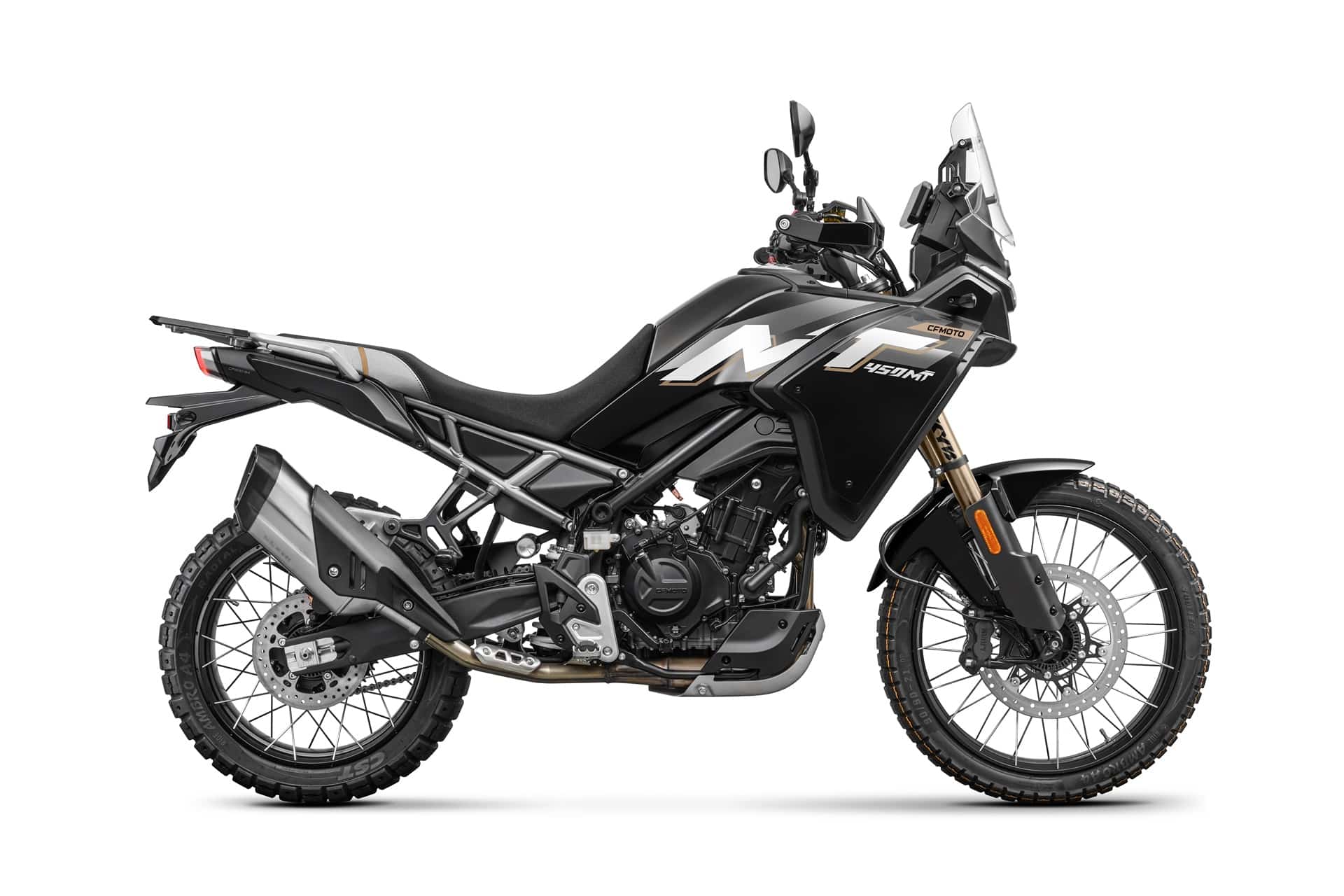 CFMoto sube el listón con la 450MT 2026: Ahora de serie con escape Akrapovič y Rally Pack